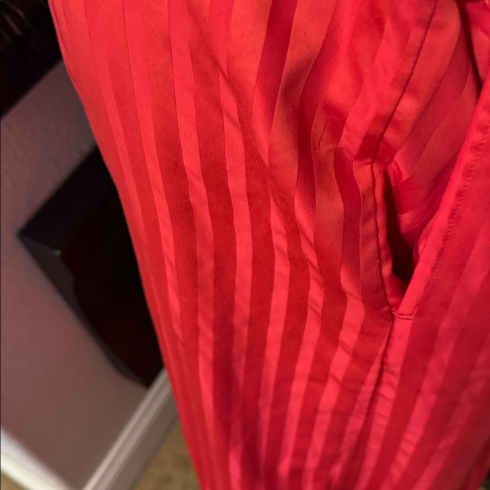 Elegant Red Satin Robe - Picture 3 of 4